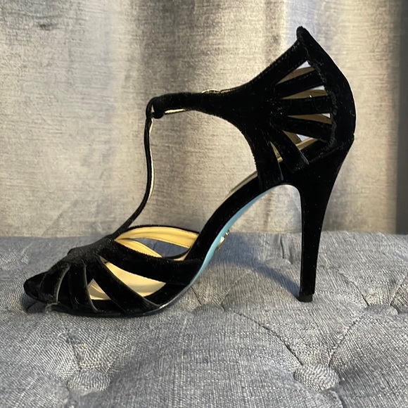 Blue by Betsey Johnson SB-Tee Dress Pump Black Velvet T-strap Stiletto Peep Toe - Picture 3 of 5